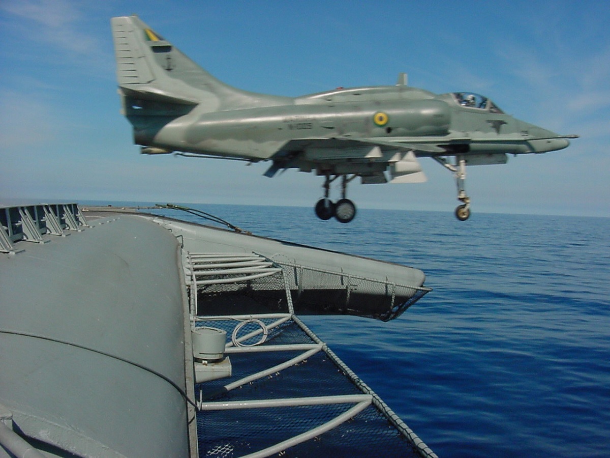 The story of “Bridle Catchers,” the extensions at the front of an aircraft carrier (that have now disappeared)