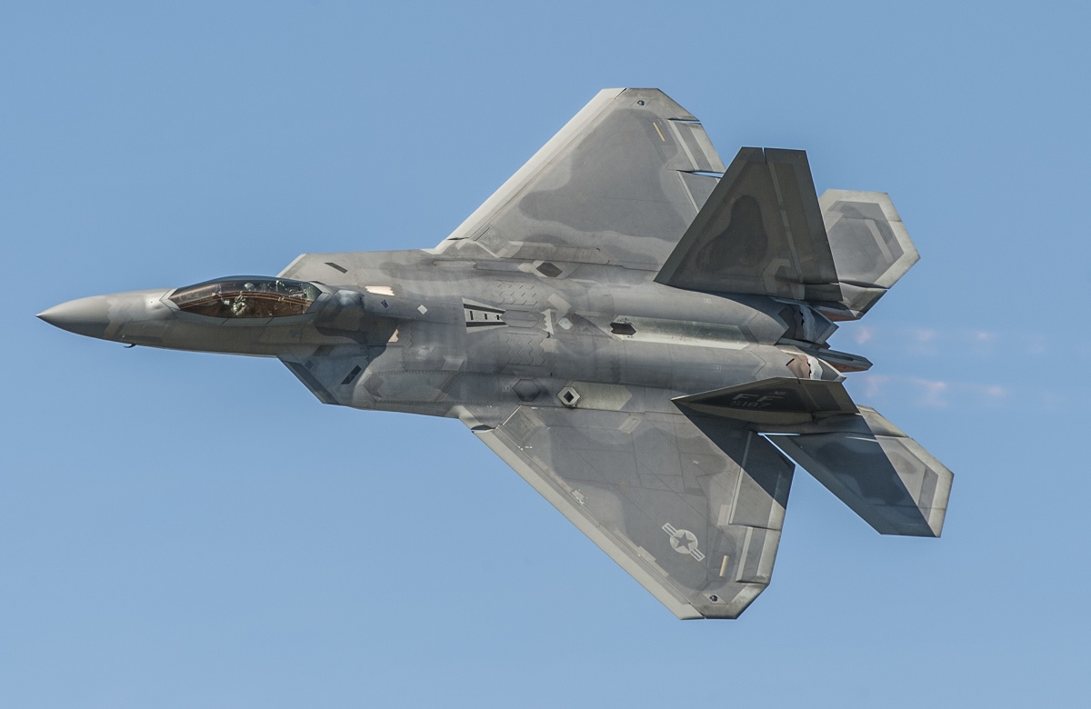 US Navy F/A-18 pilot explains why an F-22 pilot out of gas, with his ejection seat jammed and its canopy sealed shut could never do an emergency landing on an aircraft carrier