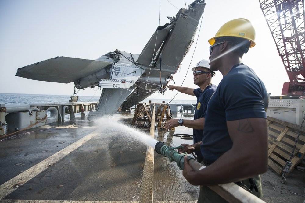 That time the U.S. Navy recovered an F/A-18F Super Hornet wreckage from the sea