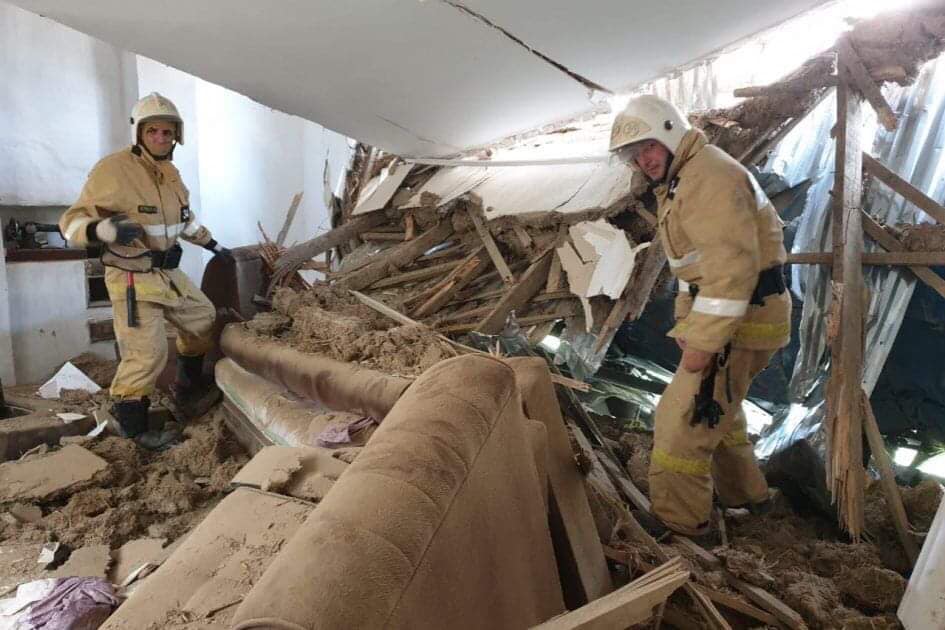 An-2 for breakfast!! Russian An-2 Crashed on a House while Three Women were Preparing Breakfast