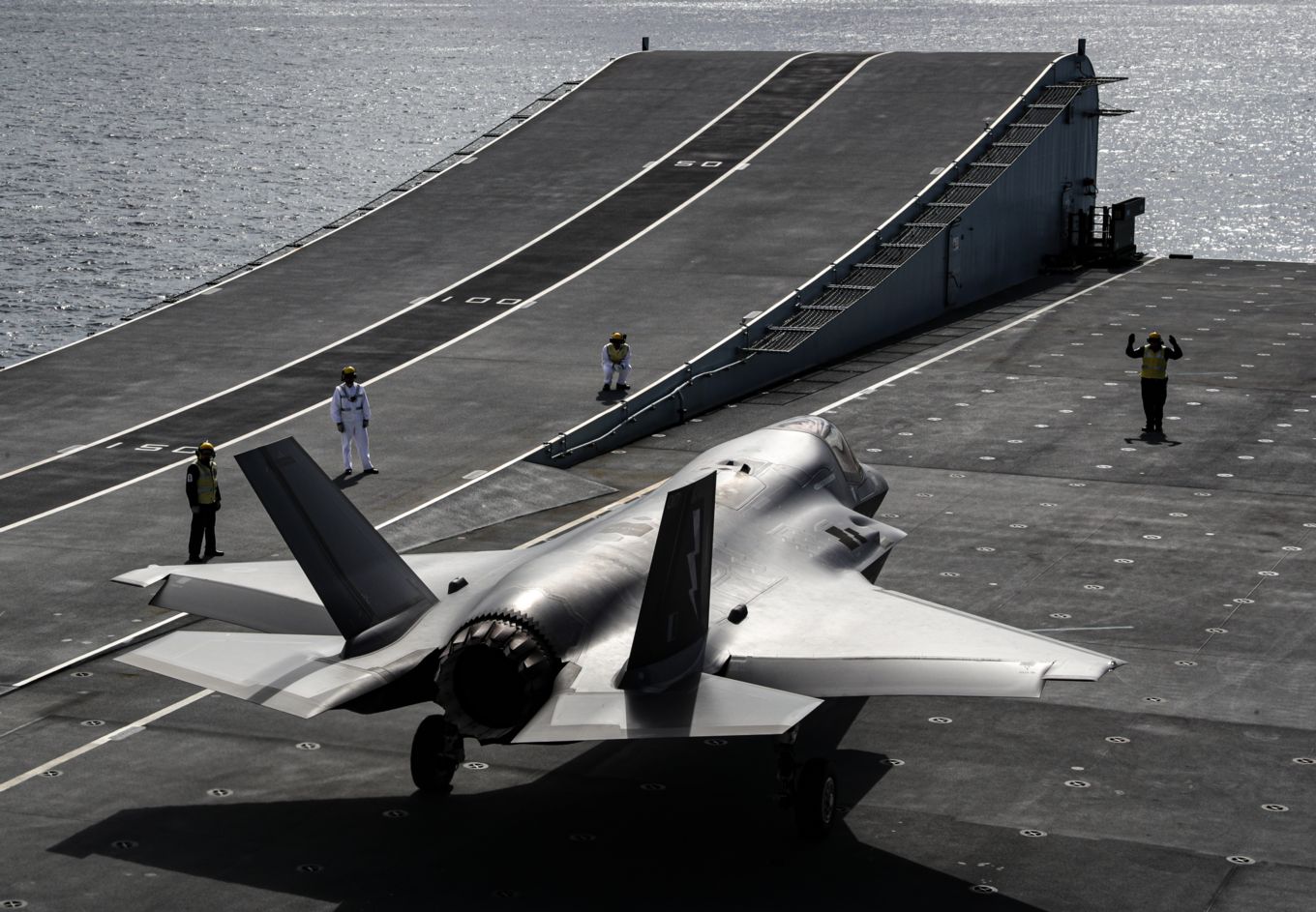 UK F-35 Lightning Stealth Fighters Land on HMS Queen Elizabeth for the First Time