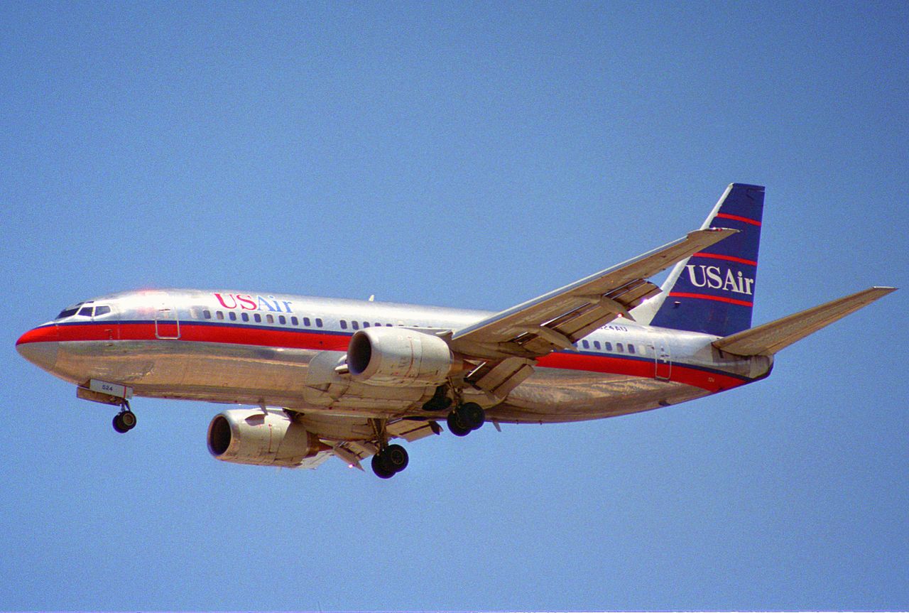 Former Boeing 737 pilot tells the story of an odd UFO sighting he had in the skies above Los Angeles