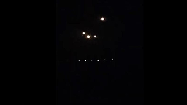 Former Boeing 737 pilot tells the story of an odd UFO sighting he had in the skies above Los Angeles