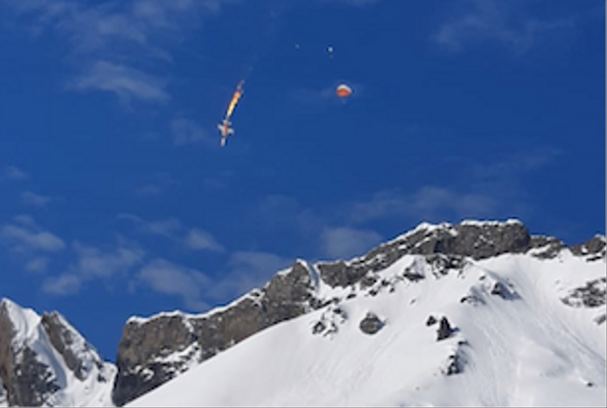 Incredible photos show Swiss Air Force F-5 Tiger II crashing after alleged engine failure. The pilot ejected safely.