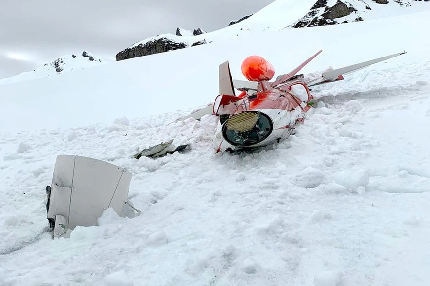 Incredible photos show Swiss Air Force F-5 Tiger II crashing after alleged engine failure. The pilot ejected safely.