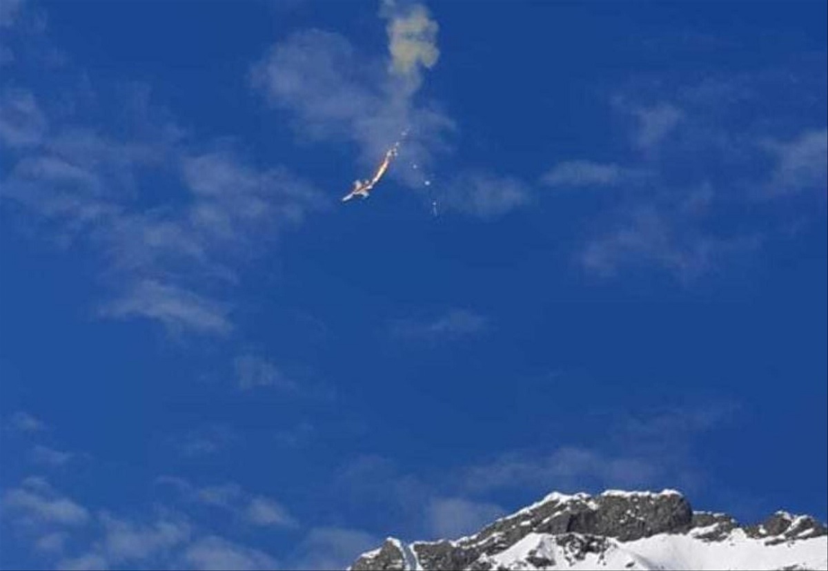 Incredible photos show Swiss Air Force F-5 Tiger II crashing after alleged engine failure. The pilot ejected safely.