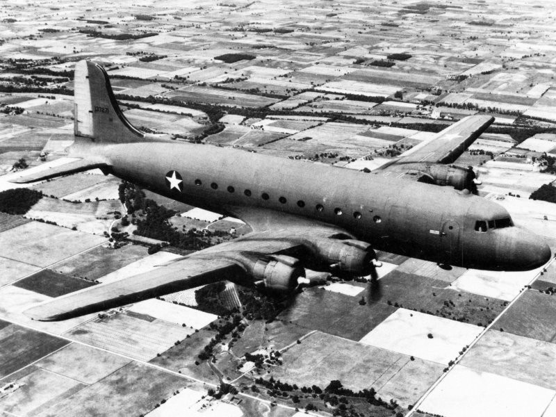 Douglas_C-54_Skymaster_in_flight_circa_in_1943