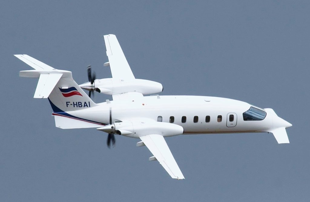 Piaggio_P-180_Avanti_Rennes_2010