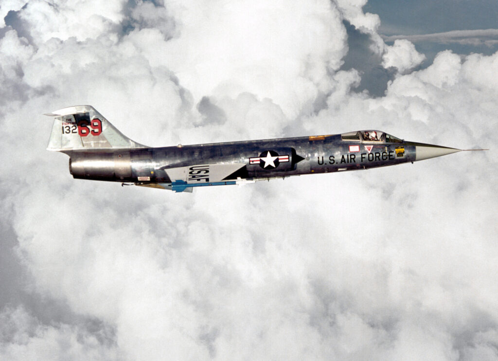 F-104_right_side_view