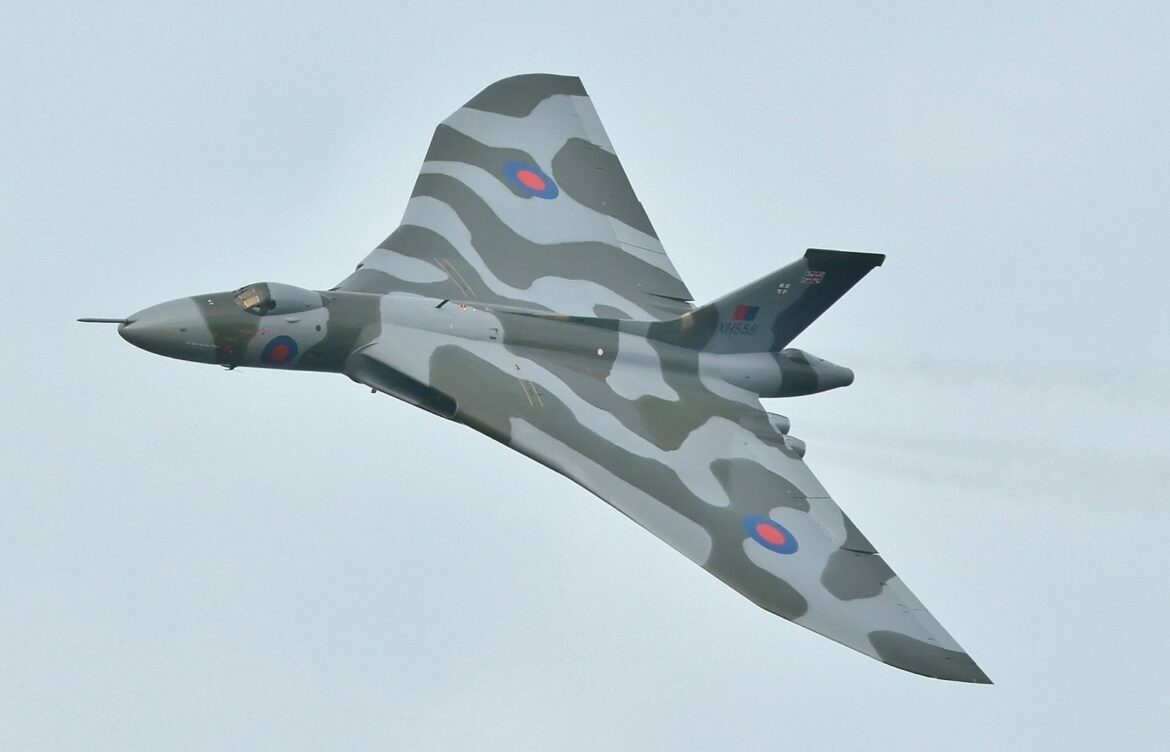 XH558 G VLCN Avro Vulcan   Last Flight over Farnborough cropped