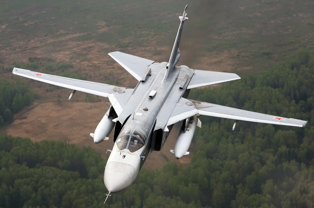 Sukhoi_Su-24_inflight_Mishin-2