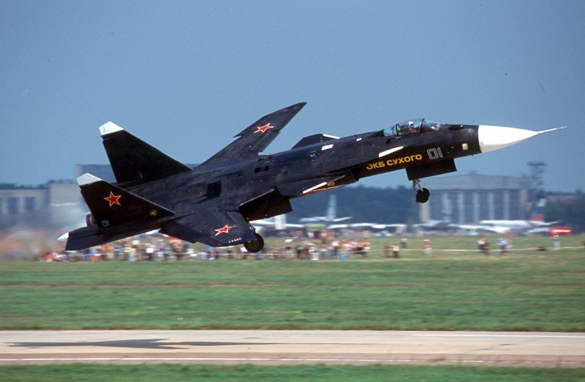 Sukhoi_Su-47_Berkut_S-37_in_2001