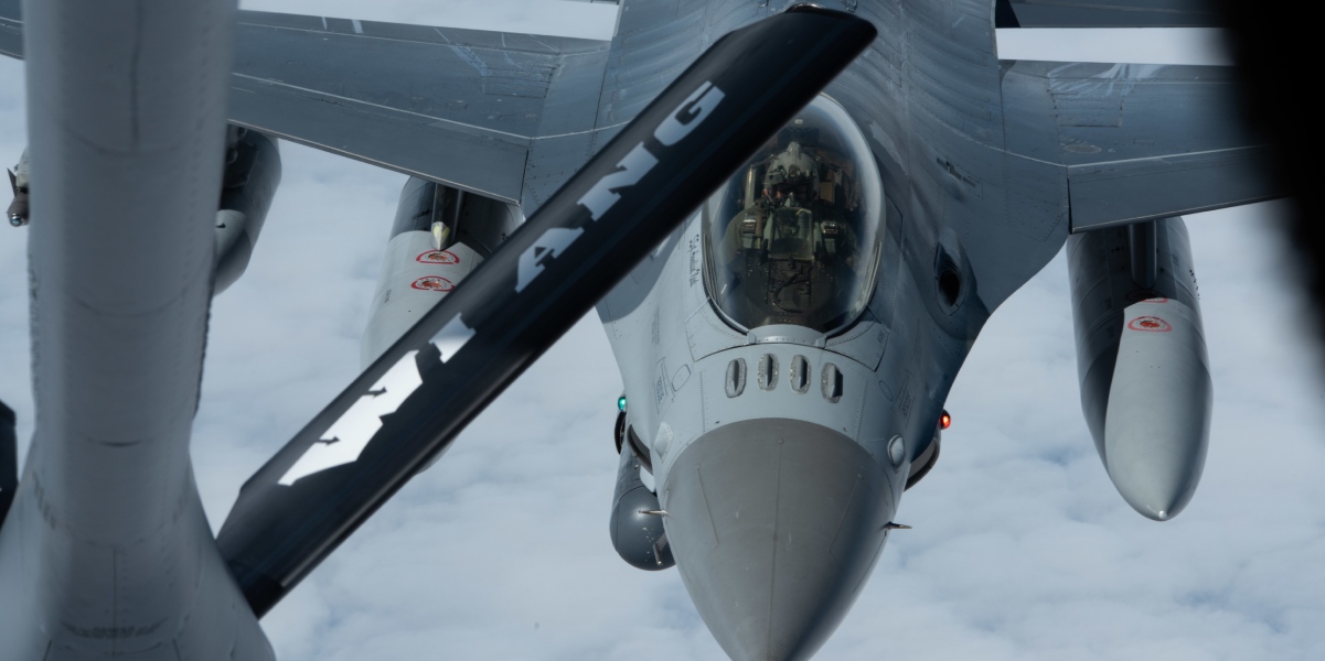 USAF F-16 Pilot explains why a Viper is more comfortable than a commercial airplane for long-haul flights