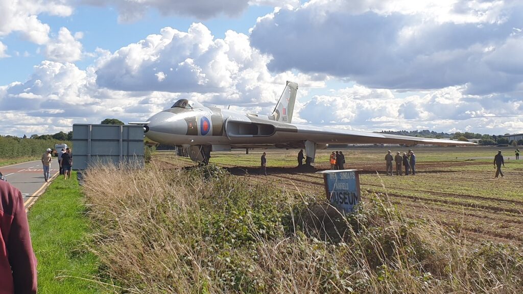 Avro-Vulcan-XM655-Runway-excursion