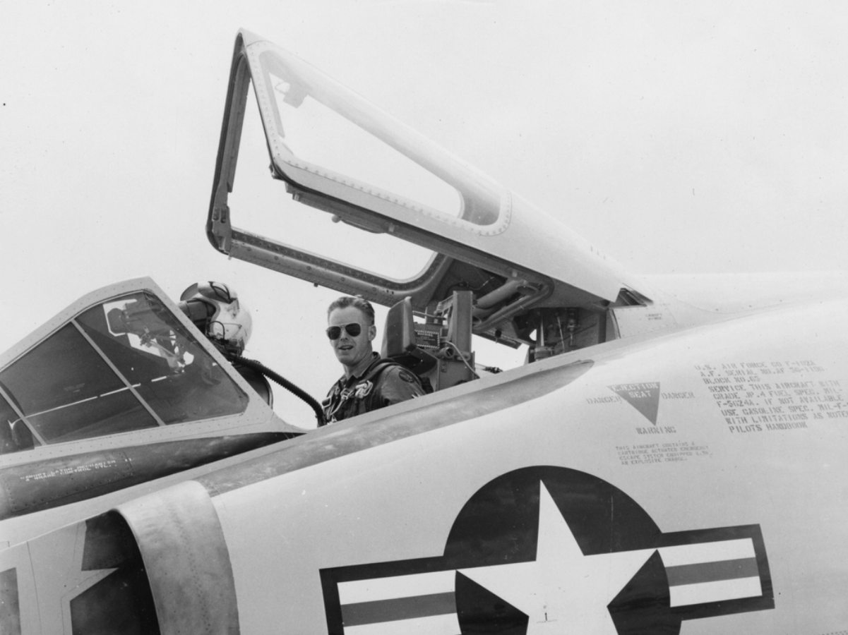 F-102 pilot explains why Deuce drivers always worn the oxygen mask only for takeoffs and landings