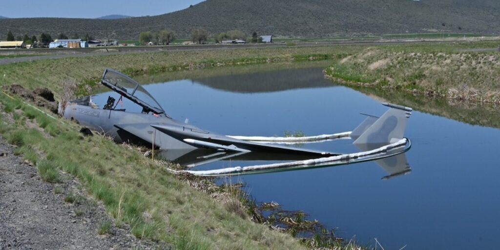 F-15D-Eagle-skids-Runway