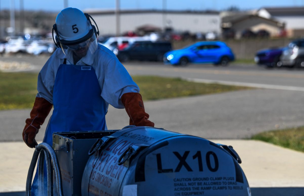 U-2 Avionics Technician explains why Dragon Lady pilots breathe pure oxygen for as much as 14 hours straight