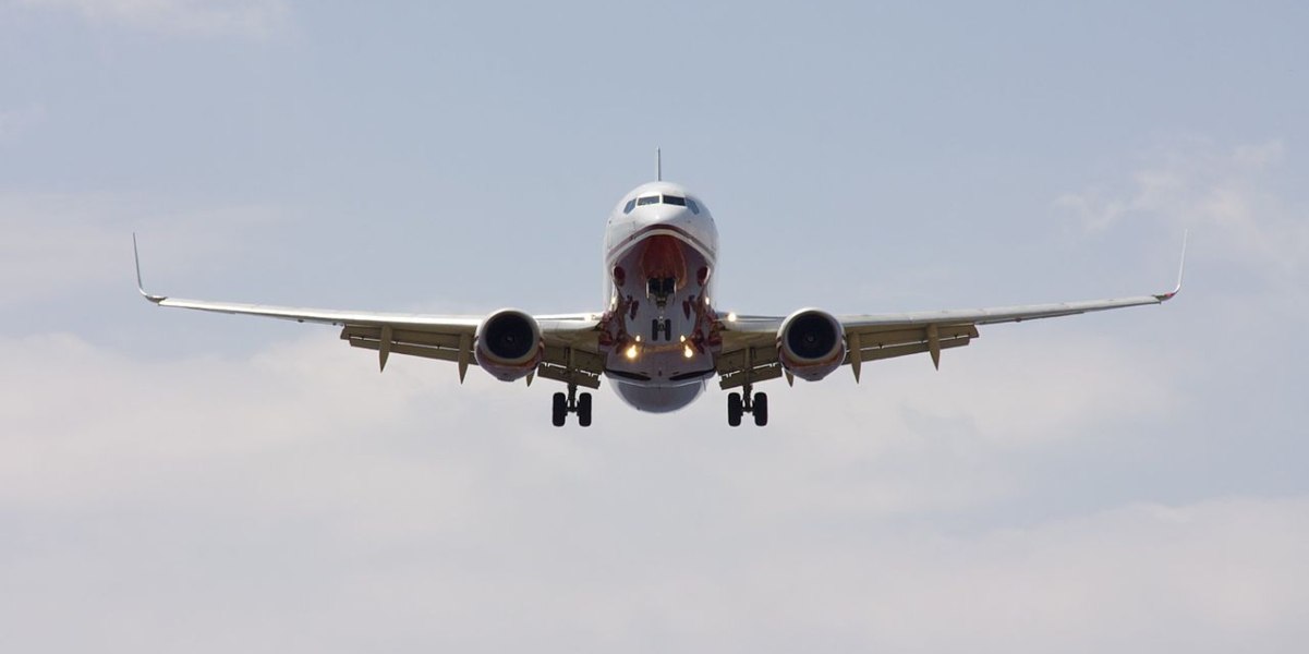 USAF B-1 pilot recalls when he assisted in the landing a Boeing 737 copilot after the captain fell ill