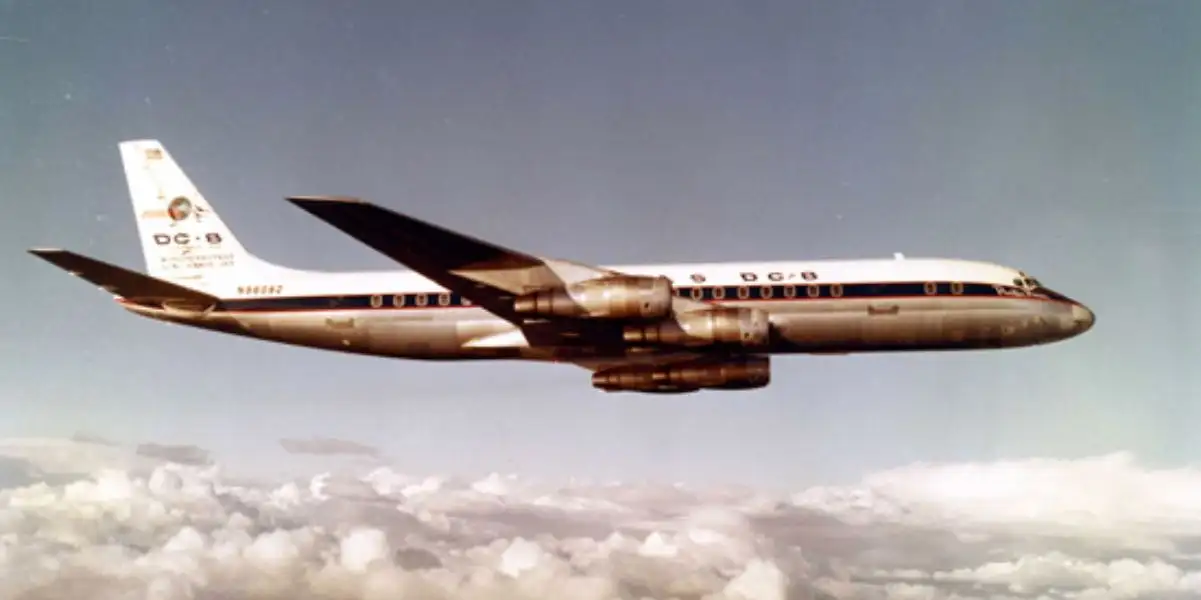 FAA ATC recalls when a Tu-95 passed 1000 feet above a DC-8 flying over the Atlantic. The DC-8 pilot reported hearing the Bear passing by.