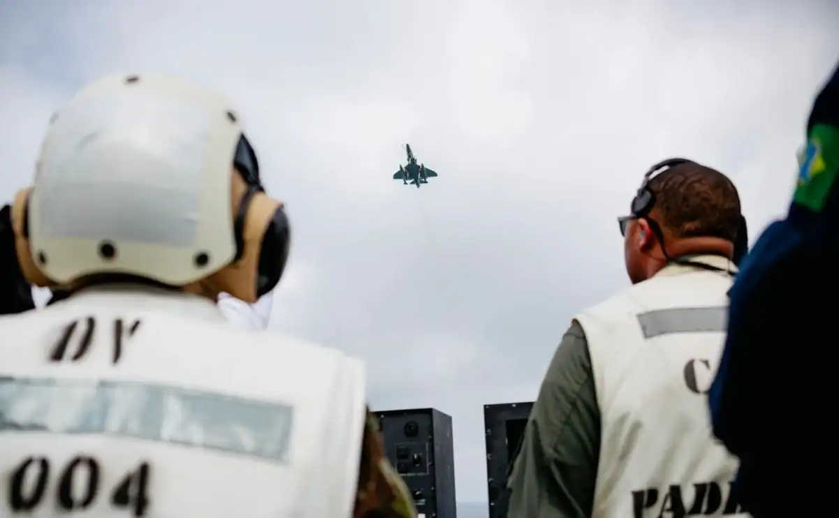 A rare sight: Brazilian Navy A-4 Skyhawk conducting a Wave-off Over the George Washington aircraft carrier