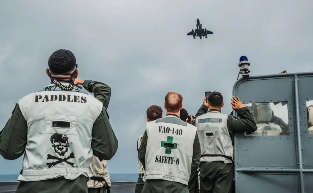 A rare sight: Brazilian Navy A-4 Skyhawk conducting a Wave-off Over the George Washington aircraft carrier