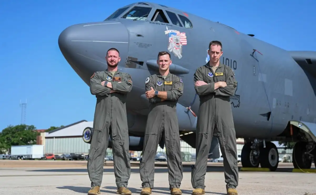 B-52H crew earn award for skillfully recovering at 1,200 feet after 4 engines flamed out on one side