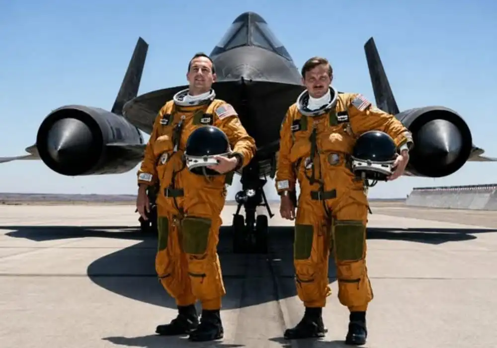 SR-71 pilot tells why Blackbird crews had to hanging and jumping down from the chine to get out of the plane when the SR-71 landed in emergency